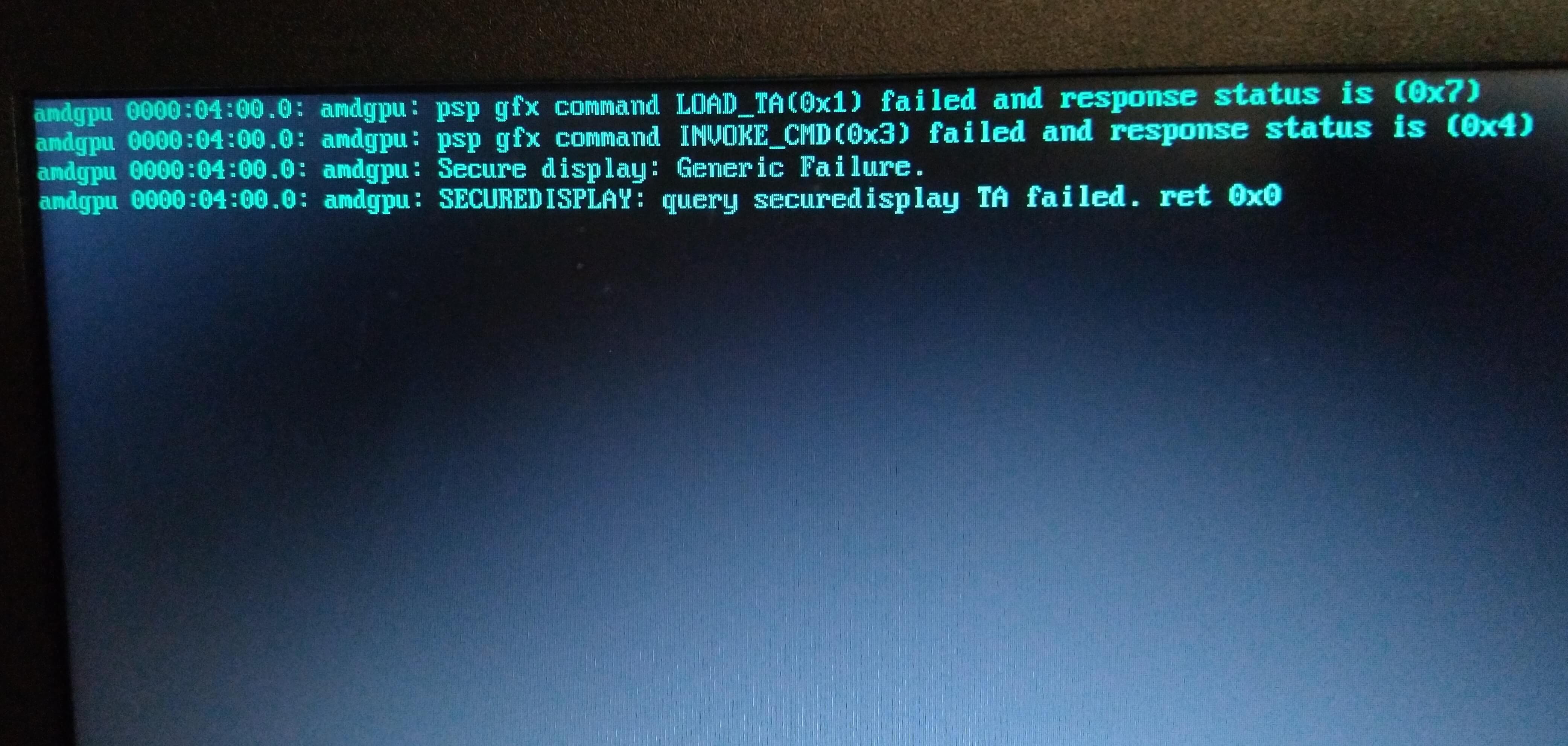 Foto colorida de um monitor preto mostrando uma tela preta com letras turquesa. Estão escritas quatro linhas de erro:

- psp gfx command LOAD_TA(0x1) failed and response status is (0x7)
- psp gfx command INVOKE_CMD(0x3) failed and response status is (0x4)
- Secure display: generic failure
- SECUREDISPLAY: query securedisplay TA failed. ret 0x0