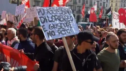 Tensioni al corteo del Primo Maggio a Torino, vernice contro le forze dell'ordine