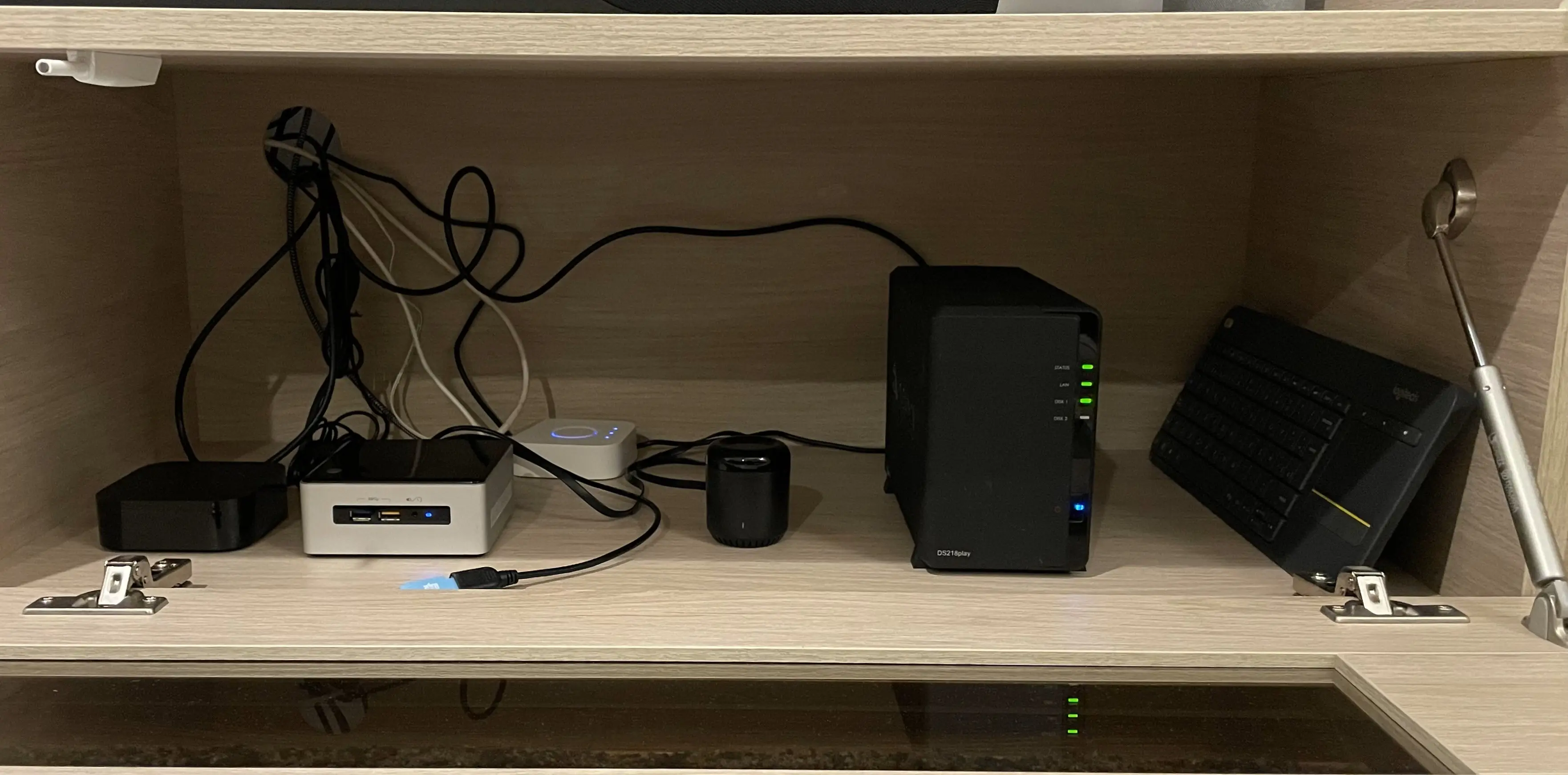 My Selfhosting setup: Apple TV 4K, Intel NUC 6i3SYH, SkyConnect, Philips Hue Bridge,  Broadlink RM mini3, Synology DS218Play and Logitech K400 Plus