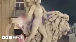 Tourist climbs Brussels statue, breaks it