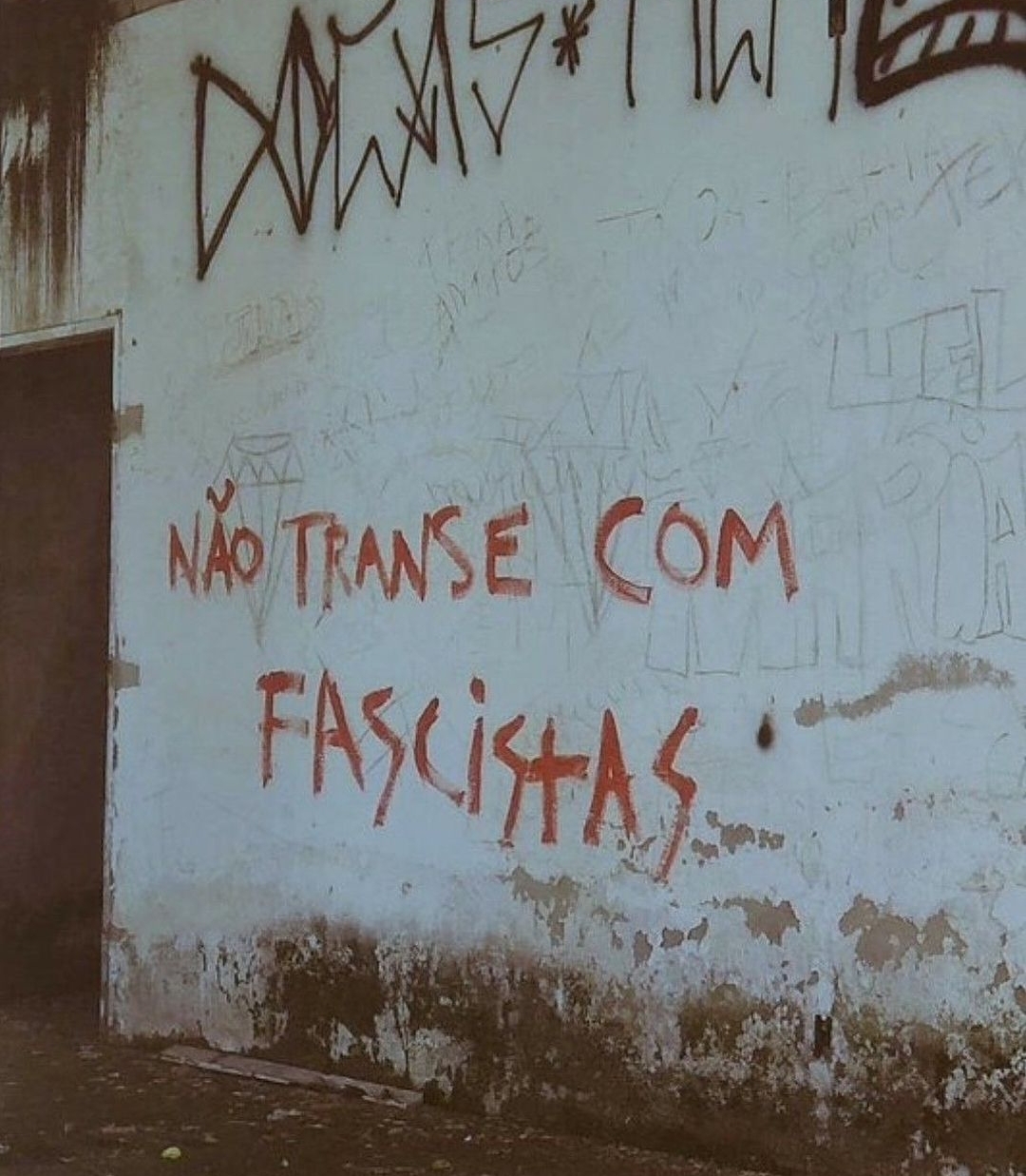 Muro pixado: Não transe com fascistas