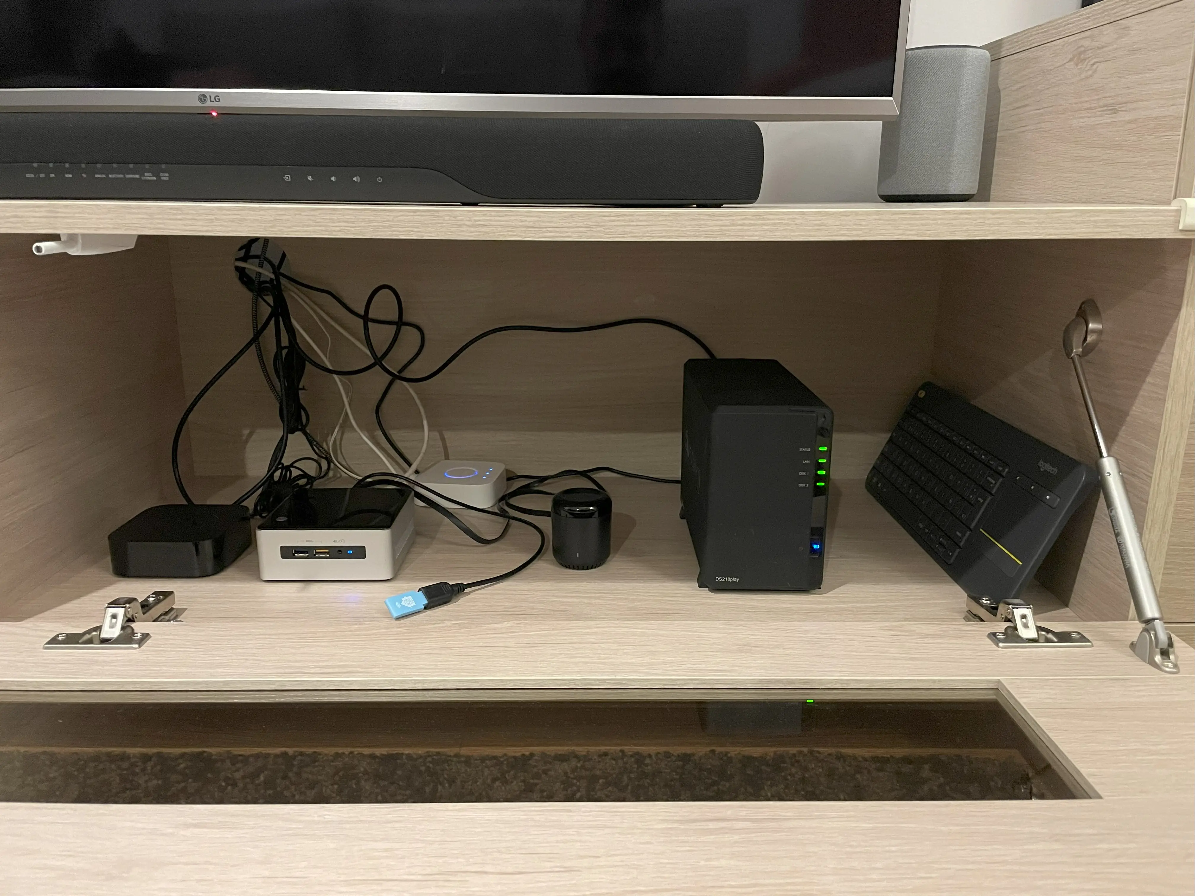 My Selfhosting setup: Apple TV 4K, Intel NUC 6i3SYH, SkyConnect, Philips Hue Bridge,  Broadlink RM mini3, Synology DS218Play and Logitech K400 Plus