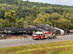 CSX derailment halts Amtrak service west of Albany, N.Y. - Trains