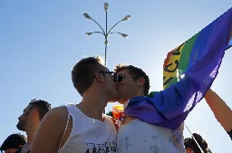 Cesena, l'educatore condivide sui social un bacio gay: la Diocesi cancella il centro estivo