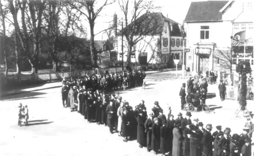 ‘Queuing up to vote, Schwarzenbeck, Schleswig‐Holstein, November 12, 1933 (Source: Stadtarchiv Schwarzenbek)’ (Credits to Frank Omland.)