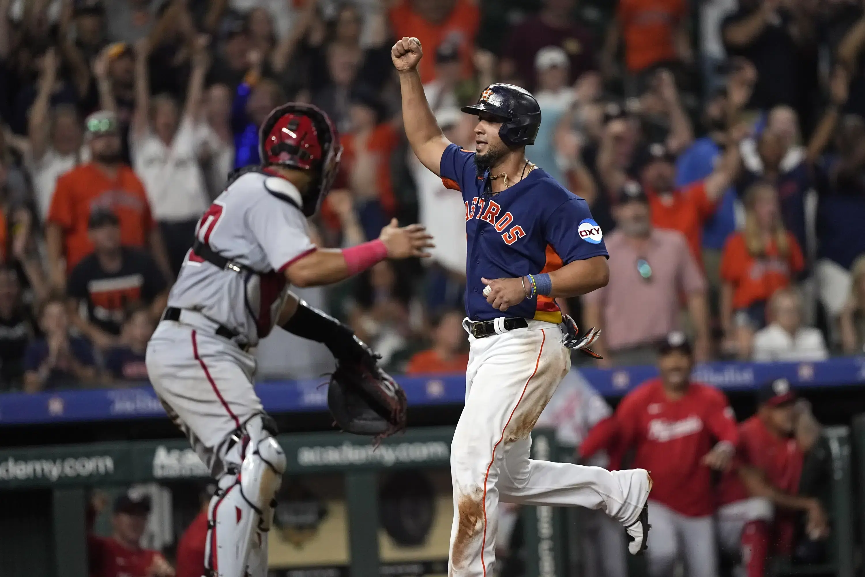 Nats' manager Martinez uses photo evidence to demand baseline rule fix