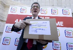 Landini takes 4 mn signatures for referenda to Cassation - Politics - Ansa.it
