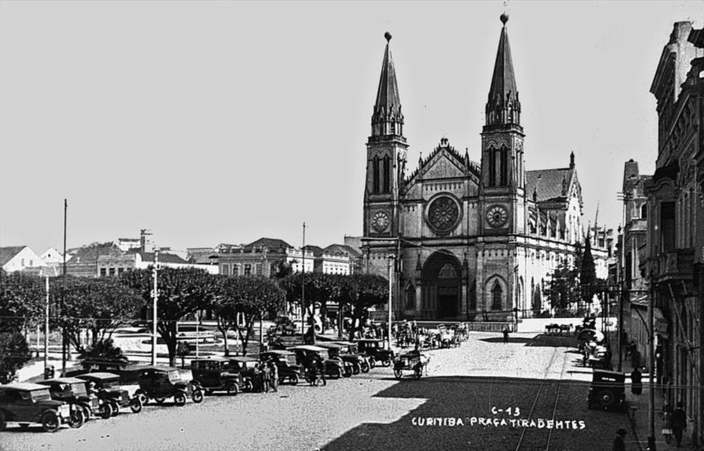 Foto velha de Curitiba, mostrando a catedral da Tiradentes como era antigamente