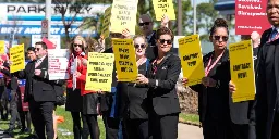 United Flight Attendants Vote 99.99% to Authorize Strike | Common Dreams