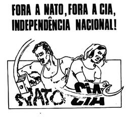 Fora a NATO, fora a CIA, independência nacional! 

Ilustração exibindo um homem esmagando a palavra NATO com um martelo e uma mulher cortando a palavra CIA com uma foice. 